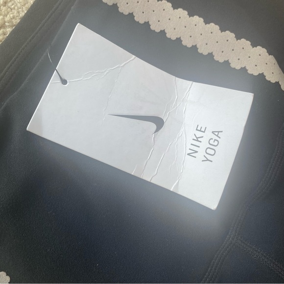 Nike Yoga dri fit leggings size M black yoga 7/8 with neutral detail - Picture 7 of 7
